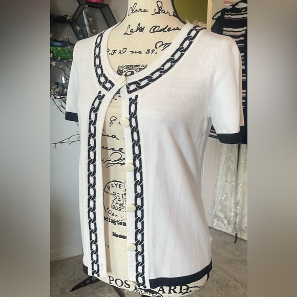 A lovely white with black trim cardigan sweater, short sleeve size medium - Picture 4 of 11